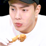 야무지게 <b>먹방</b> 찍는 아이돌