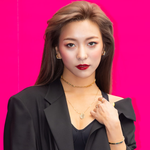 복근 드러낸 <b>루나</b>