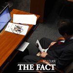 자료 읽다 잠들어버린 김무성 의원