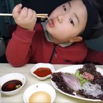 개불 산오징어 먹는 8살 <b>꼬마</b>.jpg