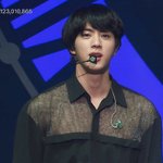 가리느라 바쁜 김석진