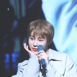 와 <b>하성운</b> 이거 땀 닦는 거래 .......