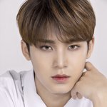 글씨 각인되어있는 렌즈 세븐틴
