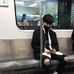 지하철 타고 다니는 <b>김재환</b> (근황)