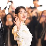 아이유 최근 레드 앤 화이트