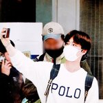 [EXO] 준면이 퐈리 도착해서 <b>팬</b>들이랑 사진찍는거봐