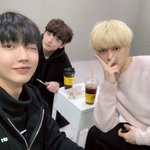 얘네 데뷔한 그룹인건가?