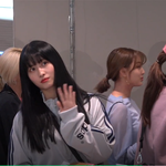 [연예인] <b>쯔위</b> 공항 강림 하트