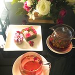 혼밥)<b>화과자</b>에 로즈티 한잔...