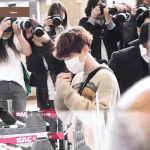 [백현] 기자가 부르니까 보는 백현이.<b>gif</b>