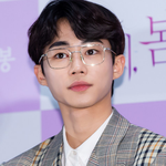 안경 쓴 박지빈