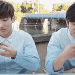 입이 작은 사람과 입이 큰 사람이 함께 있는 그룹