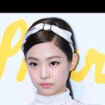 제니 이 날 옷 너무 이상하지 않냐..