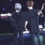 지민 뒷태 뭔데 이쁘냐ㅋㅋㅋ