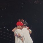 [EXO] 안겨있는 첸백시 <b>막내</b>