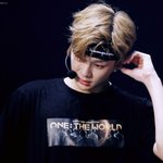 [강다니엘] 인이어 빼려고 <b>살짝</b> 찡그린거
