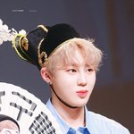 모자 쓰는 하성운