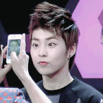 [EXO] <b>핸드폰</b>으로 뭘 보는거야??