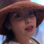 안경 쓴 아이유