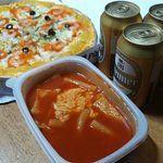 피자랑 떡볶이 계속 들어가는맛이네