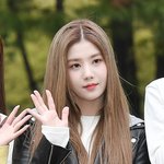 블랙재킷도 멋<b>드러</b>지게 소화하는 권은비