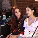 <b>제니</b> 바라보는 블핑 <b>지수</b>