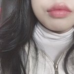 내 <b>입술</b> 너무 예쁜것 같아 진지하게