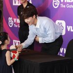 [드루와] 베트남에서 평소대로 팬싸하다가 경호원분들한테 <b>저지</b>받은...