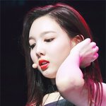 자꾸만 쳐다보게 되는 <b>여</b><b>돌</b>