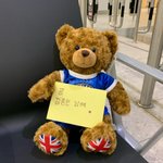 [EXO] 팬들이 종인이한테 <b>영국</b> 도착 선물 줬데