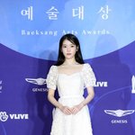 와 아이유 존 나 예쁘지 않음?
