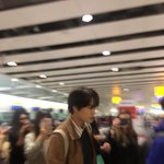 [EXO] 종인이 지금 <b>공항</b>이야 돌아오는건가...?