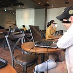카페에서 <b>옆자리</b>에 이런사람이 앉는다면?