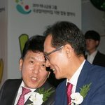 대화 나누는 <b>함영주</b> 부회장과 지성규 행장