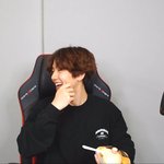 [EXO] 오늘의 백으 백현이 케이크 먹는중