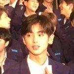 검정 반팔티 4개 돌려입는 애 보면
