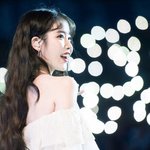 <b>아이유</b> <b>노래</b>부르다 신난 것 좀 봐줘....
