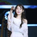 케이크 무대에 묻은 아이유