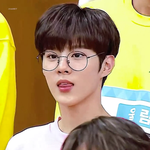 안경 쓴 김우석