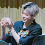 [강다니엘] 녤깅이 소품 좋아해 (·•︠‿•︡ )