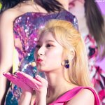 투어 도중 눈물 흘리며 심경 고백한 사나