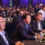 텀블러 든 최태원 <b>SK</b> 회장 “사회적 가치는 거스를 수 없는 대세”