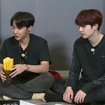 [방탄소년단] 감독님 얘네 발로 교신중인<b>대요</b>