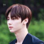 '적당히'를 모르는 외모 <b>아우라</b>