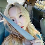 [모두드루와] 식칼 들고 셀카 찍은 태연.jpg