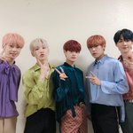 막내의 애교를 보는 박우진 표정