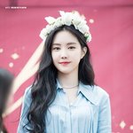 <b>손나은</b>