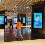 강남역에 이어 신촌역까지 장악한 연습생