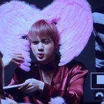 [방탄소년단] 석<b>진이</b>한테 이거 준 사람 누구야ㅋㅋㅋㅋㅋㅋㅋㅋㅋㅋㅋ