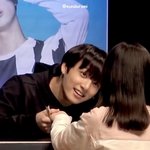 정국 우는 <b>애기팬</b> 달래주는거 봐 에바임